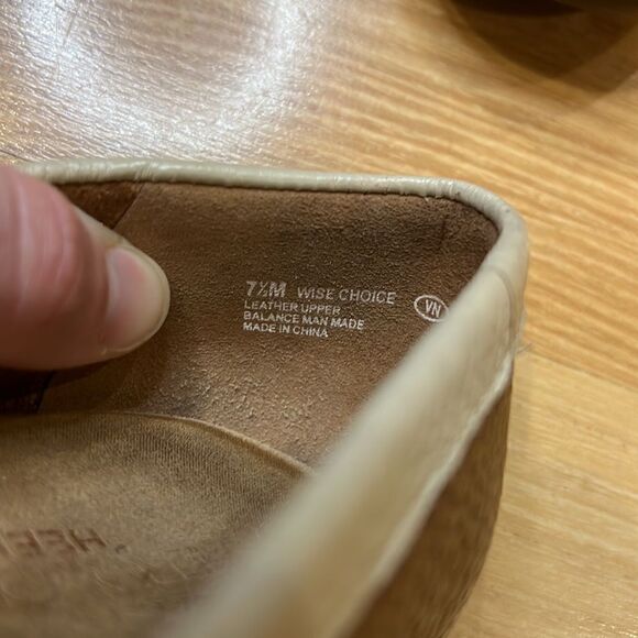 Cream and Tan Leather Wise Choice Loafer Pumps Womens 7.5 - Picture 8 of 8